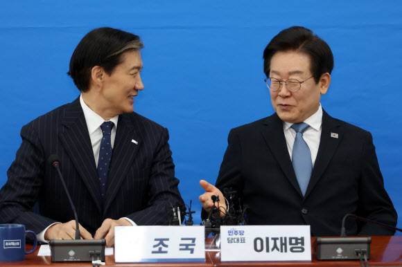 지난해 8월 당시 더불어민주당 대표였던 이재명 대통령이 서울 여의도 국회에서 조국 조국혁신당 대표를 예방해 대화하고 있다. 연합뉴스