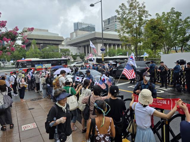 6일 김건희 여사가 서울 광화문에 위치한 김건희 특검 사무실에 조사를 받기 출석한 가운데, 김 여사 지지자들이 특검 사무실 근처에서 김 여사의 도착을 기다리고 있다. 사진=임종현 기자