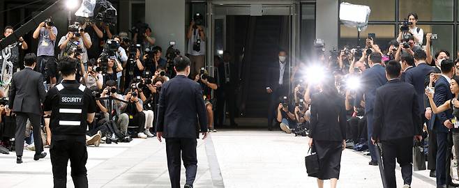 윤석열 전 대통령 배우자 김건희 여사가 8월6일 서울 종로구 KT광화문빌딩 웨스트에 마련된 민중기 특별검사팀 사무실에 피의자 신분으로 출석하고 있다. 전·현직 대통령 부인이 수사기관에 피의자로 공개 출석하는 것은 헌정사상 처음이다. ⓒ 연합뉴스