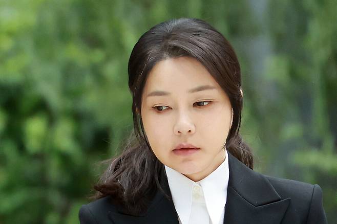 윤석열 전 대통령 배우자 김건희 여사가 8월6일 서울 종로구 KT광화문빌딩 웨스트에 마련된 민중기 특별검사팀 사무실에 피의자 신분으로 출석하고 있다. 전·현직 대통령 부인이 수사기관에 피의자로 공개 출석하는 것은 헌정사상 처음이다. ⓒ 연합뉴스