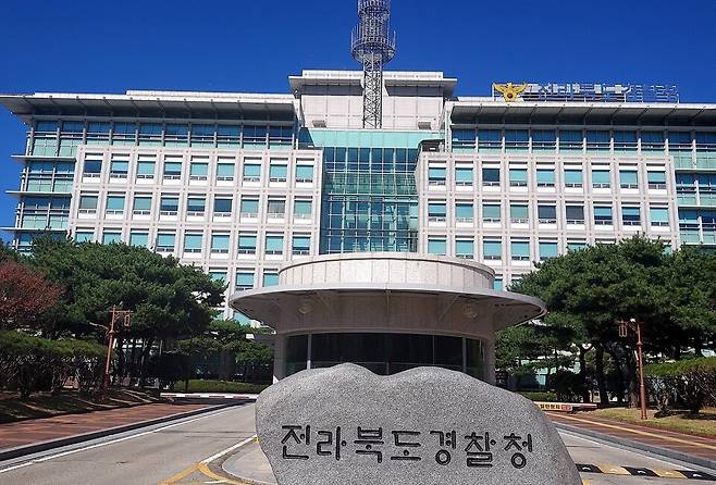 경찰이 지역 소상공인에게 돌아갈 예산을 가족과 지인 업체에 몰아준 전북 전주시의회 전윤미 의원에 대한 입건 전 조사(내사)에 착수한 가운데 형사처벌 여부에 관심이 쏠린다. 전북경찰청 전경 ⓒ시사저널