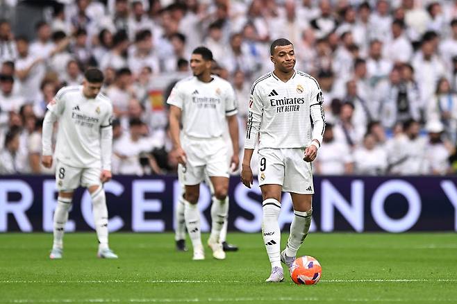 킬리안 음바페 등 레알 마드리드 선수들이 발렌시아전에서 선제골을 내준 뒤 아쉬운 표정으로 킥오프를 준비하고 있다. Getty Images코리아