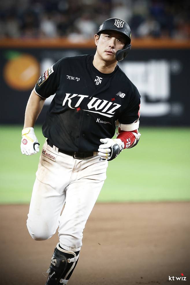 KT 위즈 황재균의 5일 경기 모습.