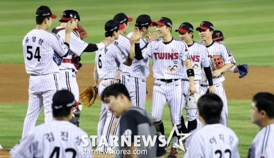 LG 선수들이 5일 잠실구장에서 열린 2025 KBO리그 LG트윈스와 두산베어스 경기 9회초 무실점으로 4-2 승리를 지켜낸 후 하이파이브를 나누며 자축하고 있다. /사진=강영조 선임기자