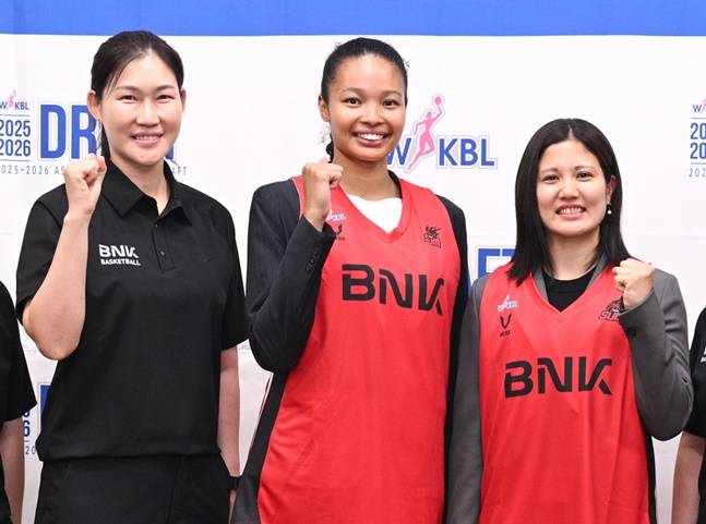 BNK 박정은 감독과 나카자와 리나, 스나가와 나츠키(왼쪽부터). /사진=WKBL 제공