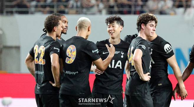 토트넘 손흥민이 3일 서울월드컵경기장에서 열린 '2025 쿠팡플레이시리즈 토트넘 홋스퍼와 뉴캐슬 유나이티드 경기 후반전 교체되며 토트넘에서의 기나긴 여정을 마무리하고 있다. /사진=강영조 선임기자