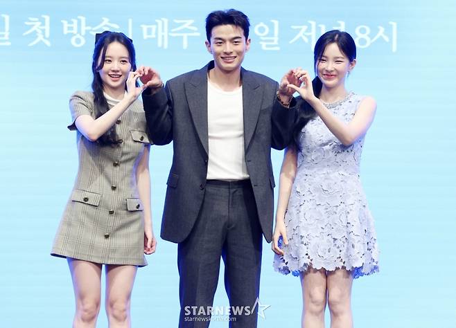 배우 박정연, 손상연, 신수현이 6일 서울 영등포구 더세인트에서 진행된 KBS 2TV 주말드라마 '화려한 날들' 제작발표회에 참석해 포즈를 취하고 있다. /2025.08.06 /사진=김휘선 hwijpg@