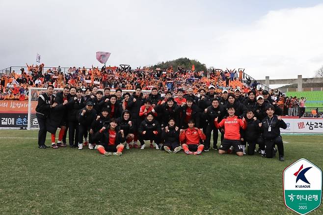 Gangwon FC players and fans are taking a commemorative photo after the victory of Gwangju FC held at the Chuncheon Songam Sports Town Stadium in April. /Photo = Korean Professional Football Federation Provided
