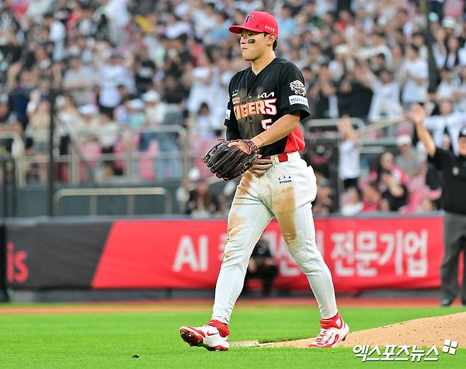 KIA 타이거즈 내야수 김도영이 5일 부산 사직야구장에서 열린 2025 신한 SOL Bank KBO리그 롯데 자이언츠와의 팀 간 13차전에 3번타자 겸 3루수로 선발출전했다. 지난 5월 27일 키움 히어로즈전 부상 이후 70일 만에 1군 게임을 소화했다. 사진 엑스포츠뉴스 DB