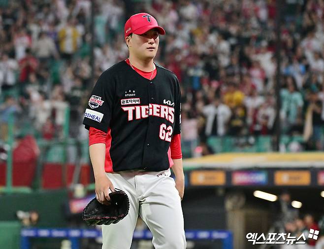 KIA 타이거즈 클로저 정해영이 5일 부산 사직야구장에서 열린 2025 신한 SOL Bank KBO리그 롯데 자이언츠와의 팀 간 13차전에서 오른쪽 팔꿈치 근육 뭉침 증세로 휴식을 취했다. 사진 엑스포츠뉴스 DB
