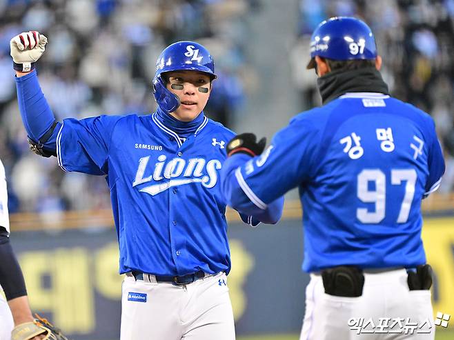 삼성 라이온즈 김영웅이 올해 정규시즌 경기에서 안타를 친 뒤 세리머니하고 있다. 엑스포츠뉴스 DB