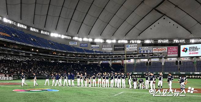 13일 오후 일본 도쿄돔에서 열린 2023 월드베이스볼클래식(WBC) B조 중국과 대한민국의 경기, 대한민국이 박건우와 김하성의 그랜드슬램에 힘입어 중국에 22:2 콜드게임을 거두며 대회를 마무리 지었다.  경기종료 후 대한민국 선수단이 그라운드를 빠져나가고 있다. 엑스포츠뉴스 DB