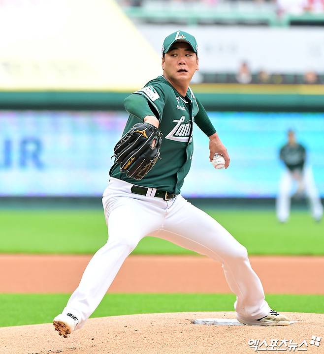 SSG 랜더스 투수 김광현이 경기에 등판해 투구하고 있다. SSG는 7일 인천 삼성 라이온즈전에서 삼성 오승환의 은퇴 투어를 진행할 예정이다. 엑스포츠뉴스 DB