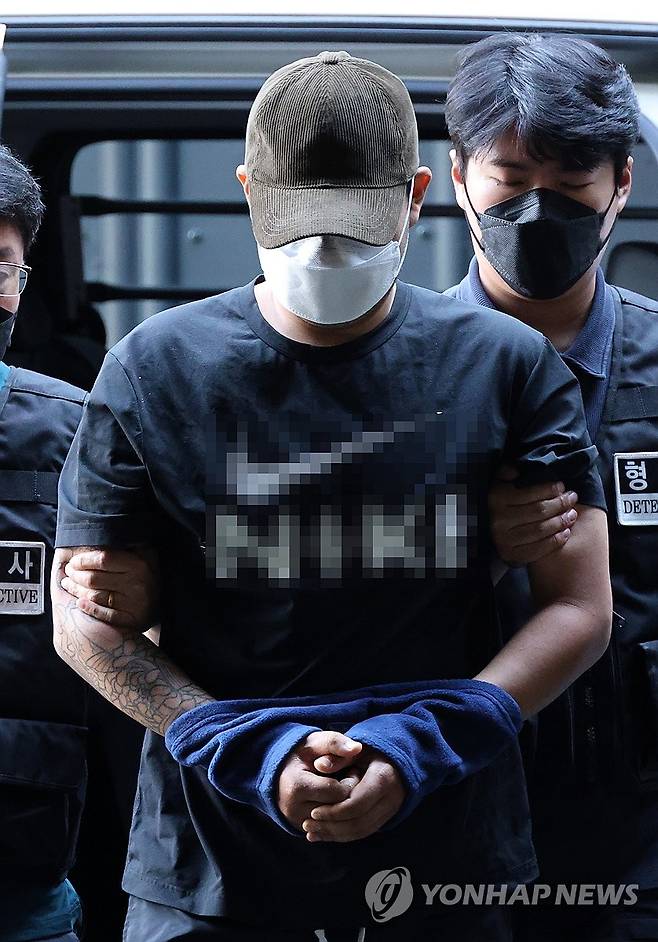 체포돼 경찰서로 들어서는 대전 교제살인 피의자 (대전=연합뉴스) 강수환 기자 = 5일 오전 대전 교제살인 사건 피의자 A(20대)씨가 입원 중이던 병원에서 퇴원하면서 경찰에 체포돼 대전서부경찰서로 들어서고 있다. 2025.8.5 swan@yna.co.kr