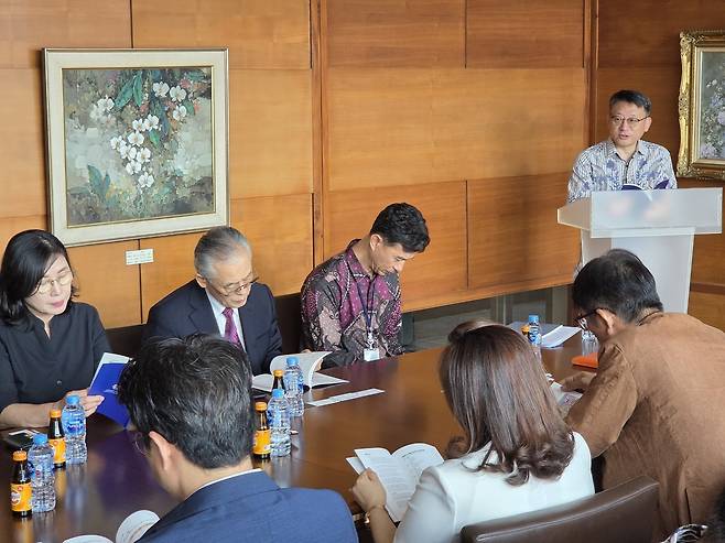 출간사 밝히는 박수덕 주인도네시아 한국 대사 대리(사진 오른쪽) [촬영 손현규 특파원]