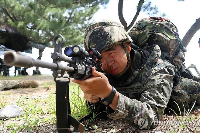 사격 자세 취한 해병 (포항=연합뉴스) 손대성 기자 = 6일 경북 포항 해안에서 열린 한미 해병대 연합훈련인 KMEP 훈련에서 한국 해병대원이 사격 자세를 취하고 있다. 2025.8.6 sds123@yna.co.kr