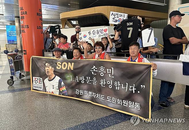 LA 공항에서 손흥민 기다리는 팬들 (로스앤젤레스=연합뉴스) 임미나 특파원 = 5일(현지시간) 미국 로스앤젤레스(LA) 국제공항 입국장에서 현지 팬들이 손흥민이 나오기를 기다리고 있다. 손흥민은 이날 이 공항을 통해 미국으로 입국해 공항 내 비공개 구역으로 빠져나간 것으로 알려졌다. 2025.8.6 mina@yna.co.kr