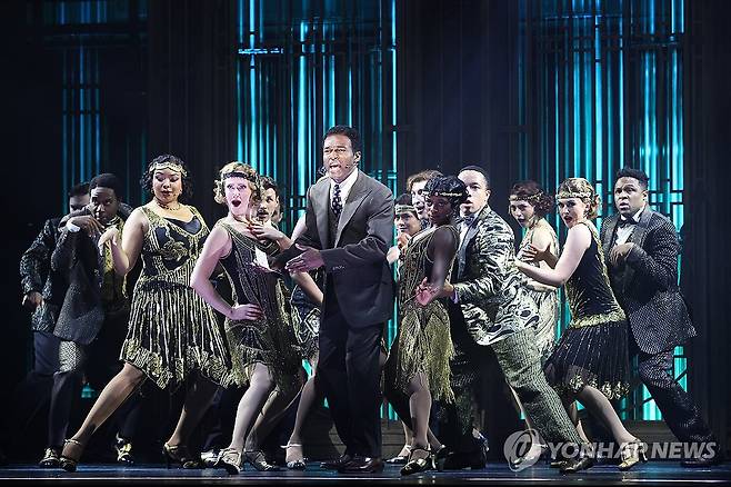 화려하고 들뜬 '위대한 개츠비' (서울=연합뉴스) 강민지 기자 = 6일 서울 강남구 GS아트센터에서 열린 뮤지컬'위대한 개츠비' 프레스콜에서 배우들이 하이라이트 장면을 시연하고 있다. 2025.8.6 mjkang@yna.co.kr