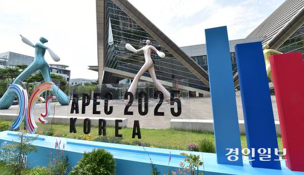 인천시가 ‘2025 아시아태평양경제협력체(APEC) 인천회의’에 참석한 각국 대표단을 위해 마련한 관광·문화 프로그램이 큰 호응을 얻고 있다. 사진은 송도컨벤시아에 설치된 ‘2025 APEC KOREA’ 조형물. 2025.7.24 /조재현기자 jhc@kyeongin.com