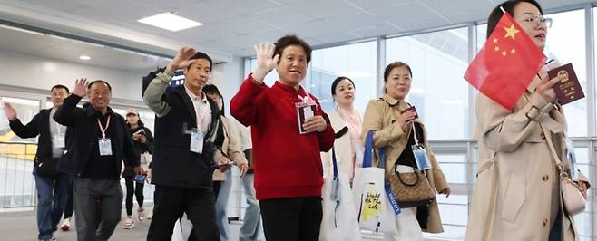 ▲ 인천항 국제여객터미널로 입국하는 중국인 관광객들이 입국심사를 마치고 여권을 들고 출국장으로 이동하고 있다./ 인천일보 DB