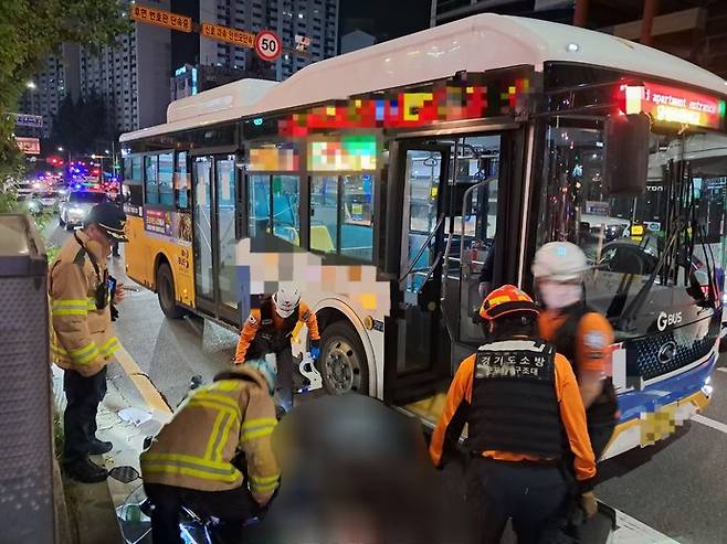지난 5일 군포시 당동의 한 사거리에서 40대 A씨가 몰던 오토바이가 마을버스에 치이는 사고가 발생해 구조대원들이 출동하고 있다. 사진=독자제공