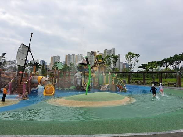 송도국제도시 글로벌파크 물놀이터에서 아이들이 물놀이를 즐기고 있다.