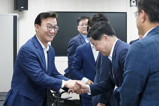 전 장관이 이날 참가 기관장들과 악수를 나누고 있다.
