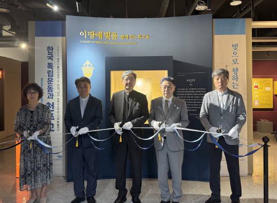 지난 28일 광주가톨릭 박물관에서 열린 광복 80주년 기념 특별 전시 '한국 독립운동과 천주교' 개막식 모습.(왼쪽부터 양숙자 수산나 자문위원, 김영권 세바스티아노 관장 신부, 옥현진 시몬 대주교, 김형석 독립기념관장, 이옥수 도미니코 광주가톨릭평화방송국 사장 신부) /광주가톨릭박물관 제공