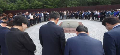 더불어민주당 정청래 대표가 7일 오전 경남 김해시 진영읍 봉하마을을 방문해 노무현 전 대통령 묘역을 참배하고 있다. 2025.8.7 사진=연합뉴스