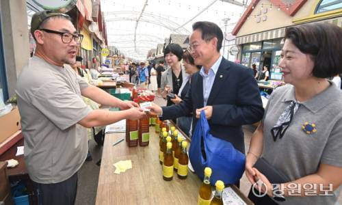 더불어민주당 허영(춘천·철원·화천·양구 갑) 국회의원과 부인 정현자씨를 비롯한 지역위원회 의원 및 당원들은 7일 춘천 풍물시장을 찾아 민생회복 소비쿠폰 장보기 행사를 가졌다. 박승선기자