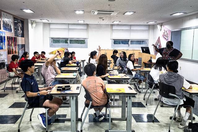 한일 초중학생들이 대구경북영어마을에서 영어를 배우며 우의를 다지고 있다. 영진전문대 제공