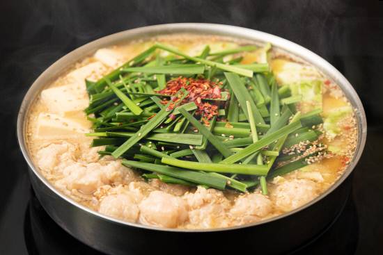 하카다 모츠나베 야마나카 아카사카점의 대표 메뉴인 된장(미소) 맛 모츠나베 이미지 컷.