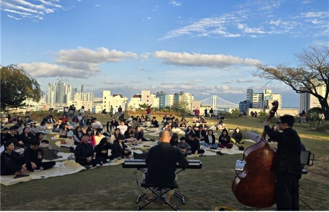 7일 부산시에 따르면 지난 6일 부산 수영구 남천동 옛 시장 관사인 복합문화공간 ‘도모헌’의 누적 방문객 수가 30만 121명을 기록했다. 사진은 지난해 10월 도모헌 소소풍정원에서 부산시립교향악단 현악 5중주팀이 ‘마티네 클래식’ 재즈 공연을 하는 모습. 부산시 제공.