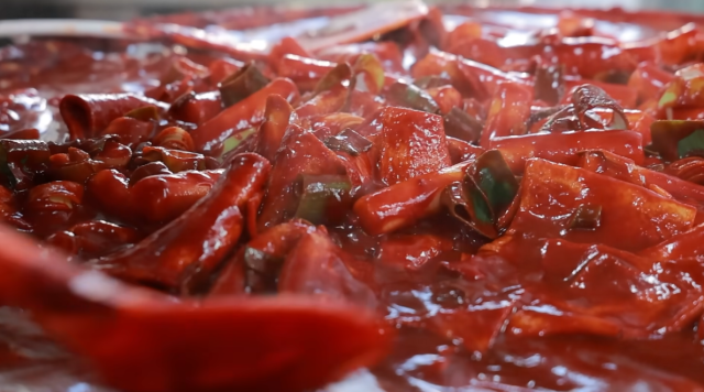 진한 붉은색 양념의 떡볶이. 양념 색에 비해 맵지 않다. 쯔양 유튜브 캡처