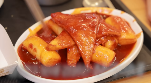 물엿을 듬뿍 넣은 진득한 스타일의 상국이네 떡볶이. 쯔양 유튜브 캡처