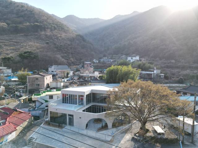 창원시 마산회원구 내서읍 신감리에 위치한 ‘우아한 Elegant’ 전경. 이곳에는 마을의 삶과 시간, 자연의 흐름이 고스란히 스며 있다./아우름건축사무소/