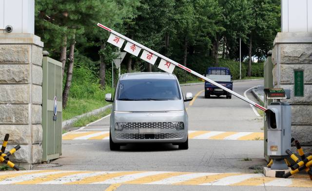 김건희 여사 관련 의혹을 수사하는 민중기 특별검사팀이 7일 윤석열 전 대통령의 체포에 실패한 뒤 경기도 의왕시 서울구치소를 나서고 있다./연합뉴스/