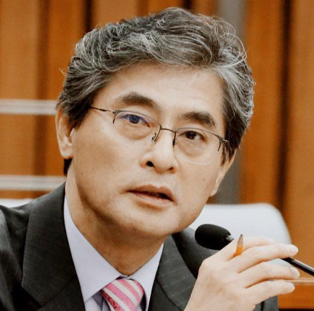 신봉기 경북대 로스쿨교수는 보수의 심장이 대구경북에서부터 상향식 공천제로 보수재건에 나서야한다고 강조했다.