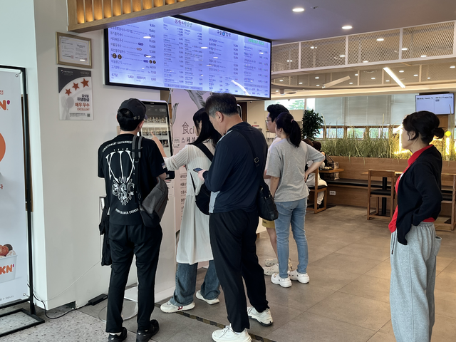 공항 이용객들이 새로 리뉴얼된 푸드코트를 이용하고 있다. 김정원 기자