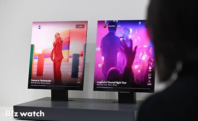 7일 서울 코엑스에서 열린 '2025 한국디스플레이산업전시회(K-Display 2025)'에 참석한 관람객들이 LG디스플레이 부스에서 제로베젤 디스플레이를 관람하고 있다./사진=이명근 기자 qwe123@