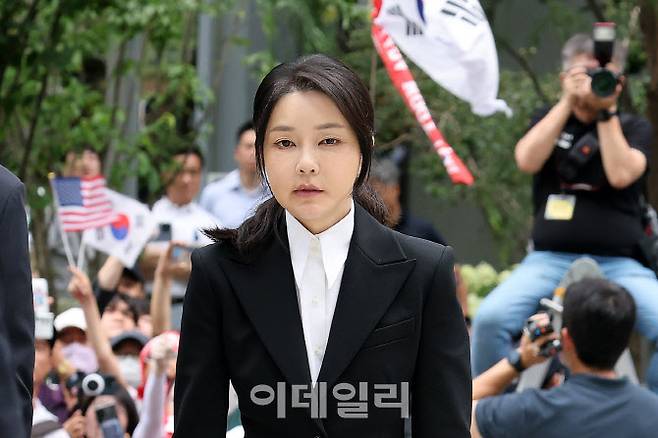 윤석열 전 대통령의 부인 김건희 여사가 지난 6일 서울 종로구에 마련된 김건희 특검팀(특별검사 민중기) 사무실에 조사를 받기 위해 피의자 신분으로 출석하고 있다. (사진=방인권 기자)