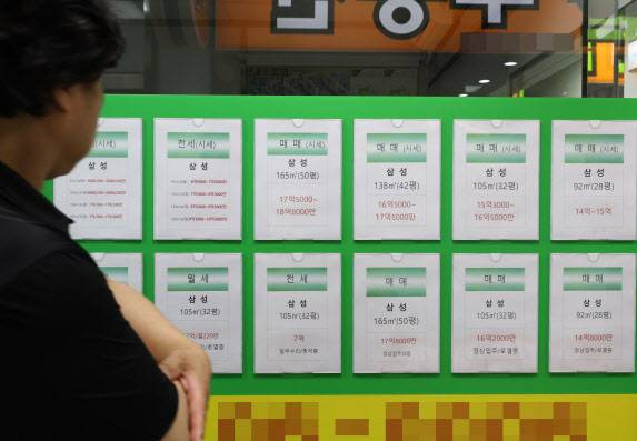 서울 마포구 한 부동산중개업소에 붙은 전세·매매 안내문. (사진=연합뉴스)