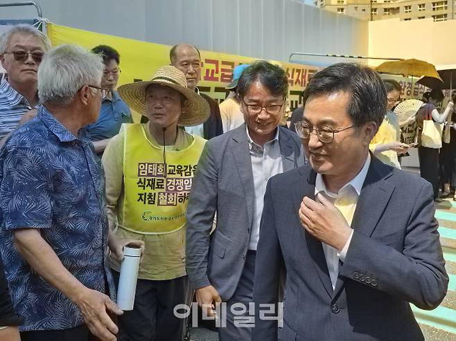 7일 수원 경기융합타운 앞에서 열린 경기도교육청 학교급식 식재료 구매방식 변경 반대 집회 현장을 찾은 김동연 경기도지사가 집회 참여 단체 대표들을 자신의 집무실로 인솔하고 있다.(사진=황영민 기자)