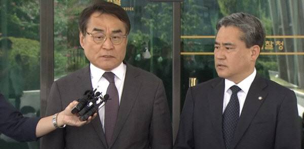 김건희 특검팀의 윤석열 전 대통령에 대한 체포영장 집행에 대해 반발해 7일 기자회견에 나선 배보윤(왼쪽) 변호사와 송진호 변호사. (사진=JTBC 유튜브)