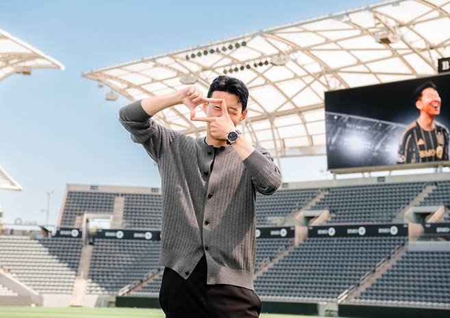 (손흥민이 7일(한국시간) LA FC 홈구장인 BMO 스타디움에서 입단기자회견을 마친 뒤 필드에서 사진촬영을 하고 있다)