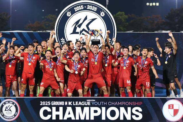 U18 챔피언십에서 우승한 부산 아이파크 U18 선수단&nbsp;