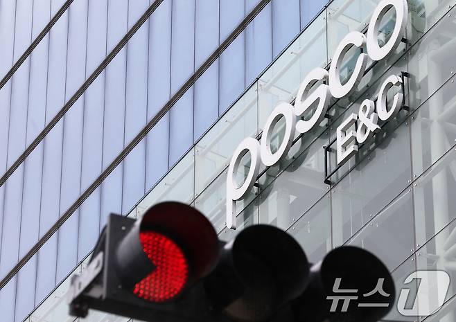 6일 인천 연수구 송도국제도시에 위치한 포스코이앤씨 송도사옥 앞 신호등에 빨간불이 켜져 있다. 2025.8.6/뉴스1 ⓒ News1 장수영 기자