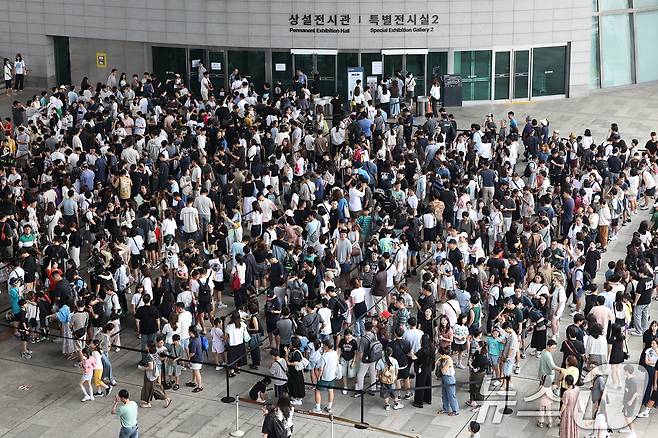 지난 3일 오전 서울 용산구 국립중앙박물관 전시실 앞 광장이 입장을 대기하는 시민들로 북적이고 있다.  2025.8.3/뉴스1 ⓒ News1 민경석 기자