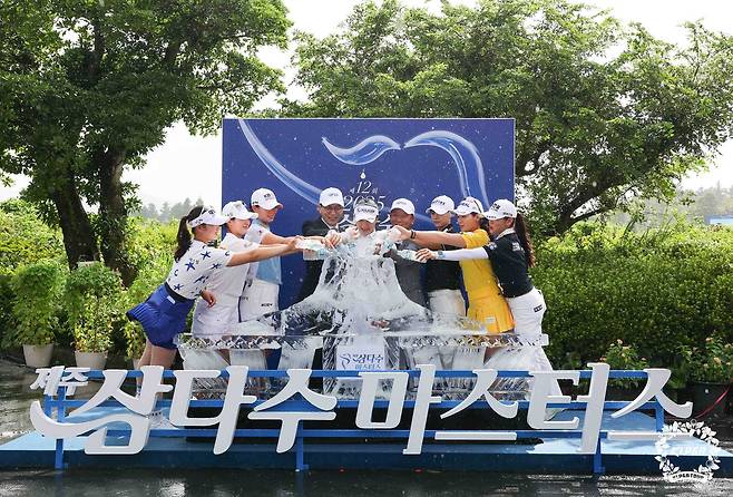 임진영, 고지우, 방신실, 윤이나, 박성현, 박현경, 현세린이 6일 열린 KLPGA투어 제주 삼다수 마스터스 포토콜에서 포즈를 취하고 있다. (KLPGA 제공)