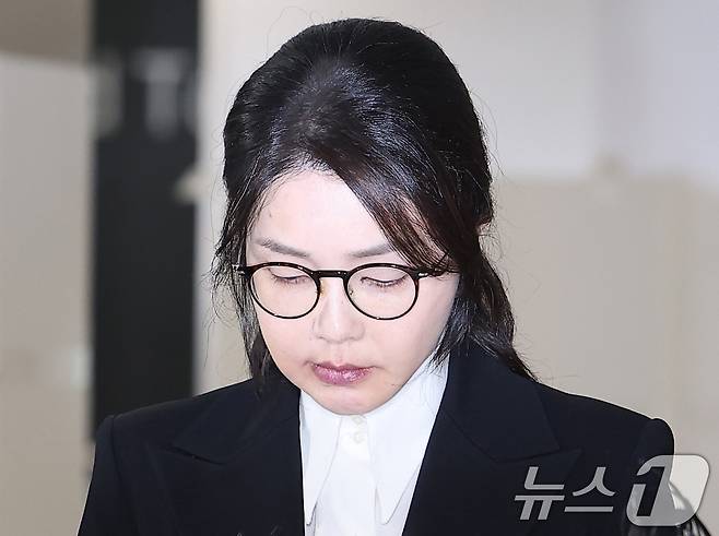 윤석열 전 대통령의 부인 김건희 여사가 6일 서울 종로구 KT광화문빌딩에 마련된 김건희 특검팀(특별검사 민중기) 사무실에서 조사를 마친 후 귀가하고 있다. 2025.8.6/뉴스1 ⓒ News1 김성진 기자